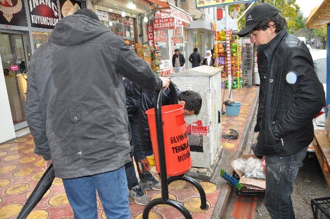 Silvan Belediyesi Kaldırımlara Çöp Kovaları Bıraktı