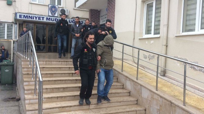 Bursa’da Evinde Ölü Bulunan Gence Uyuşturucu Sattığı İddia Edilen 6 Kişi Gözaltına Alındı