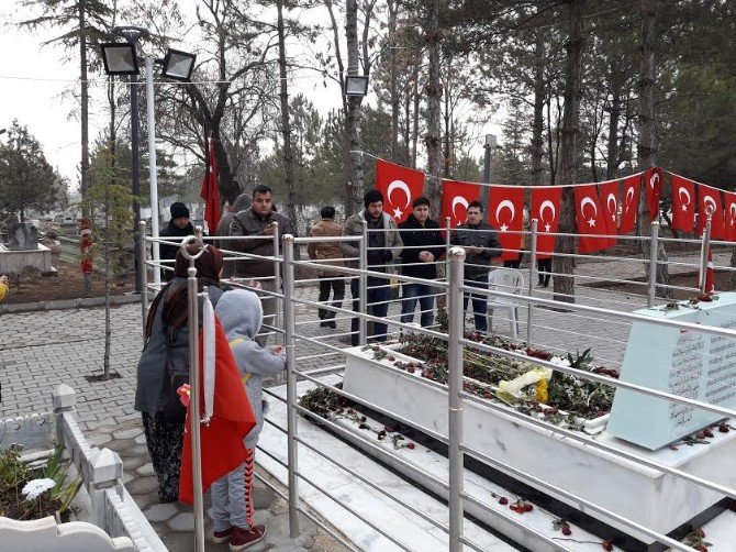 Gönülleri Fethet’den Şehit Ömer Halisdemir’in Kabrine Ziyareti