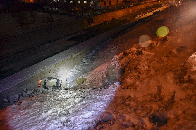 Otomobiliyle 20 Metreden Uçuruma Düştü, Ekipler Her Yerde Sürücüyü Aradı