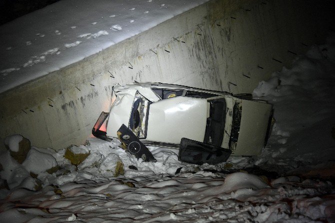 Otomobiliyle 20 Metreden Uçuruma Düştü, Ekipler Her Yerde Sürücüyü Aradı