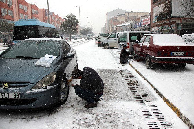 Karabük’te Kar Sürücülere Zor Anlar Yaşattı