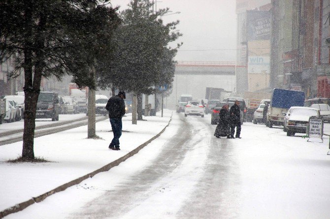 Karabük’te Kar Sürücülere Zor Anlar Yaşattı