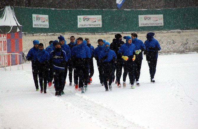 Karabükspor Kar Altında Çalıştı