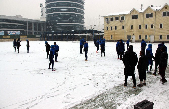 Karabükspor Kar Altında Çalıştı