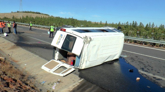 Şanlıurfa’da İşçileri Taşıyan Minibüs Devrildi: 13 Yaralı