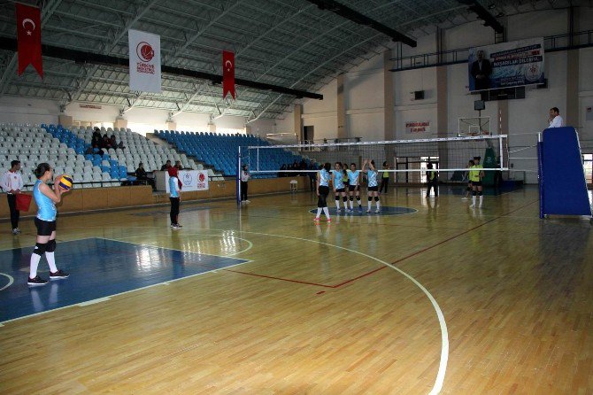 Gençler Kız Voleybol Müsabakaları Başladı