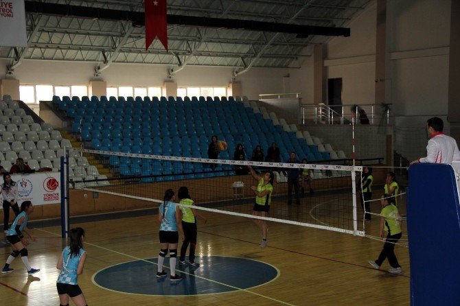 Gençler Kız Voleybol Müsabakaları Başladı