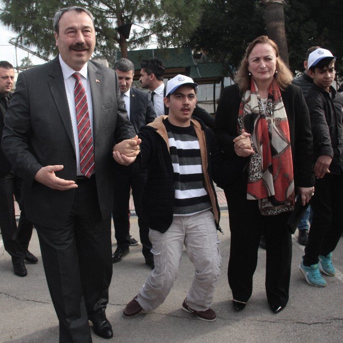 Engelliler Polis Oldu Yakınları Gözyaşlarına Boğuldu