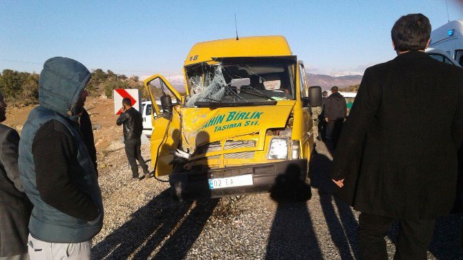 Öğretmenleri Taşıyan Servis Minibüsü Kaza Yaptı: 12 Yaralı