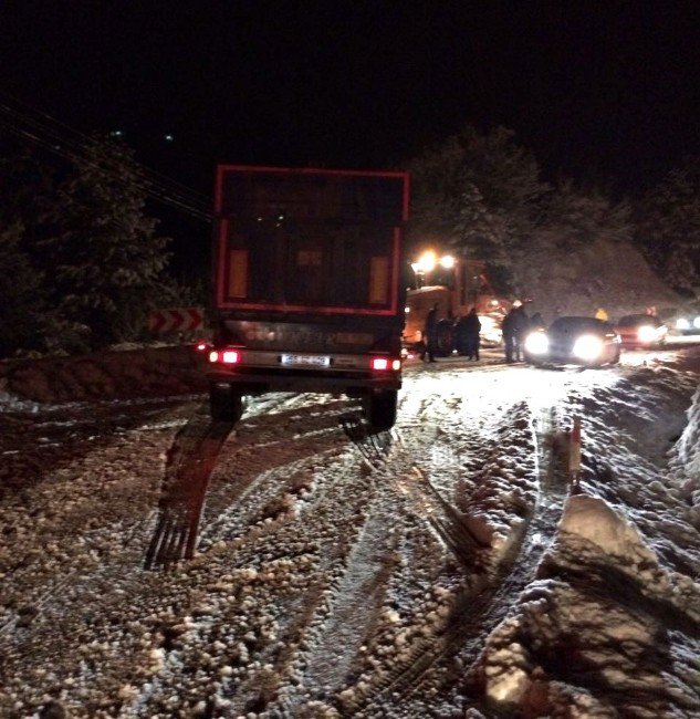 Kayan Tır, Yolu Ulaşıma Kapattı