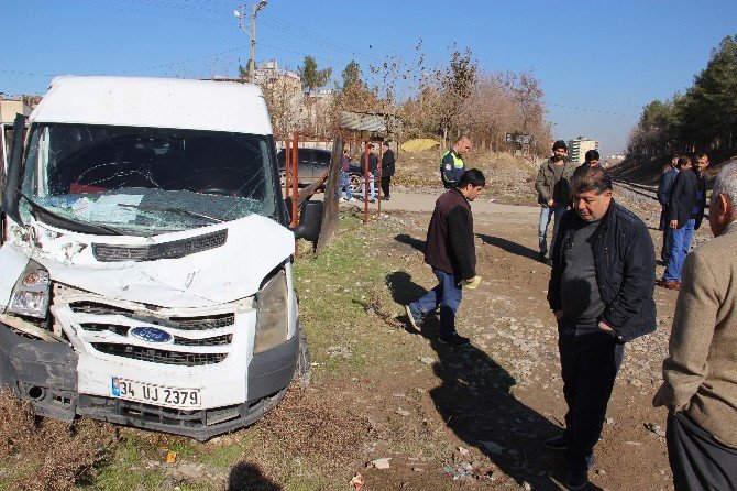 Rayda Kalan Minibüse Tren Çarptı