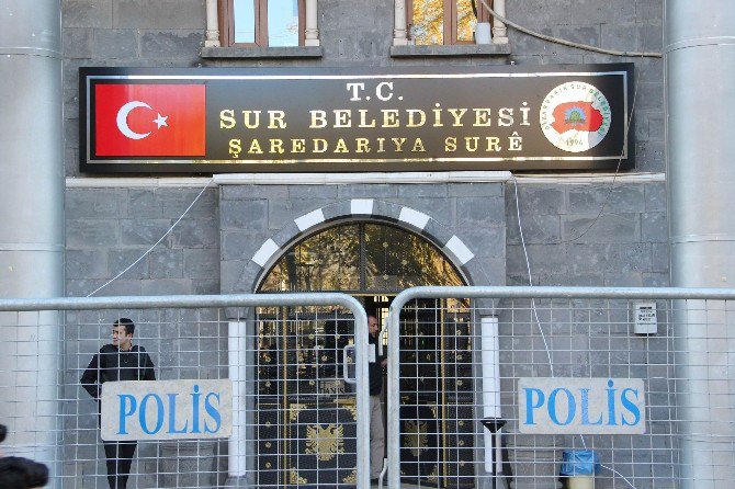 Sur Belediyesi’ne 15 Yıl Sonra Türk Bayraklı Tabela Asıldı