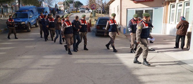 Jandarma Göçmenlerin Yerine Geçti, Organizatörleri Yakaladı