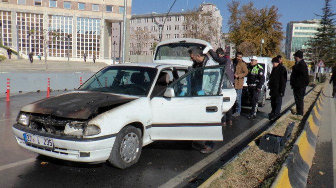 Çaldığı Otomobil Trafikte Alev Alınca Bırakıp Kaçtı