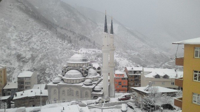 Kürtün’de Okullara Kar Tatili