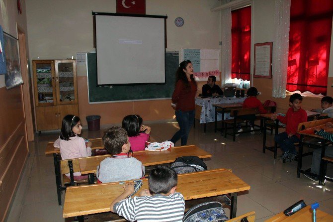 Öğrencilere Hijyen Eğitimi Veriliyor