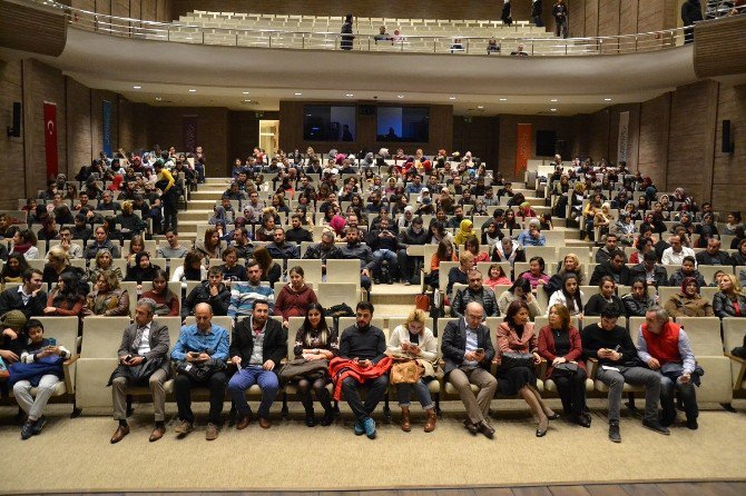 “İnsan Sevgi İle Yaşar” Tiyatrosunun Gösterimi Yapıldı