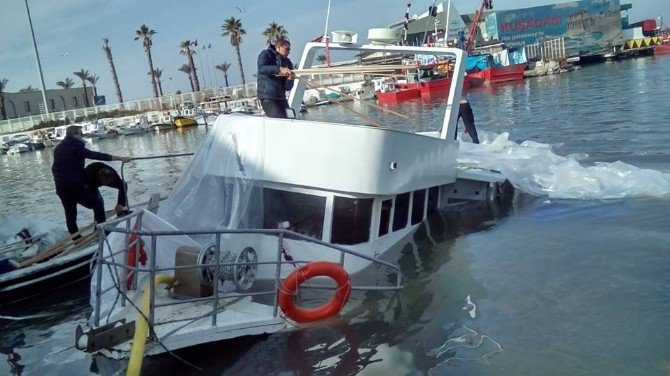 Kuşadası’nda Bakımı Yapılan Tekne Battı