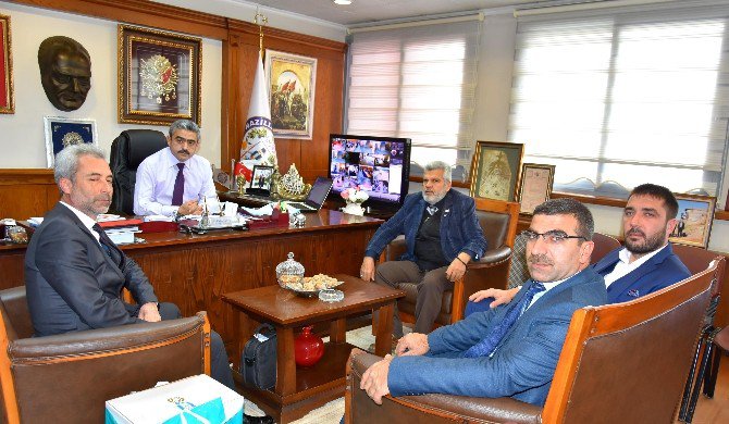 Vakıf Üyelerinden Recistan Meydanı Maketi Hediyesi