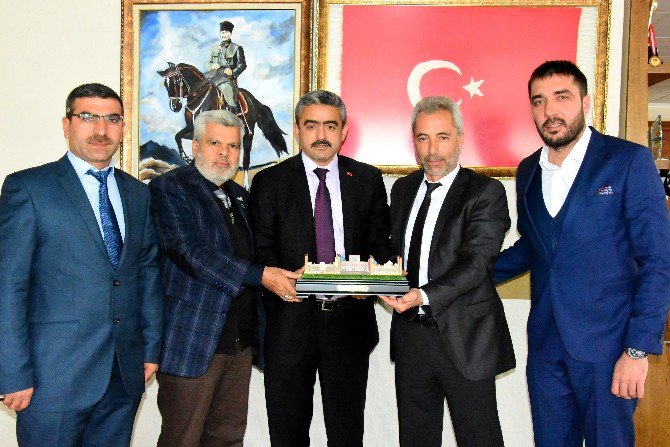 Vakıf Üyelerinden Recistan Meydanı Maketi Hediyesi