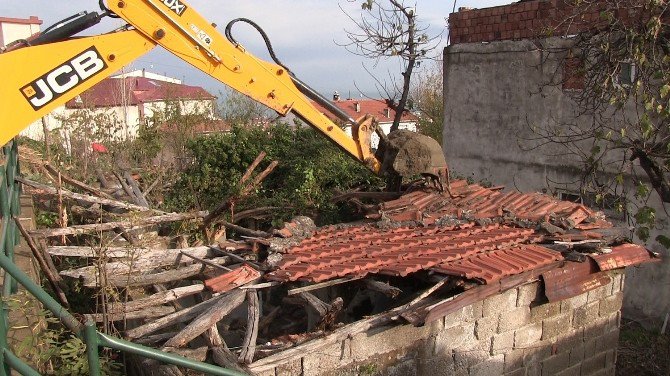 Altınordu’da Metruk Binalar Yıkılıyor