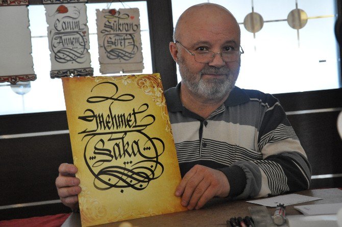 Kaligrafi Sanatını Kütahya’nın Sembolü Çini Tabaklar Üzerinde Sergiliyor
