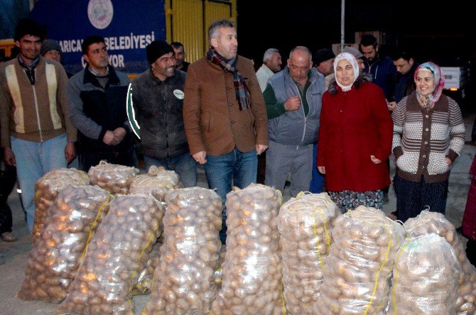 Belediye Personeline Birer Çuval Patates Hediye Edildi