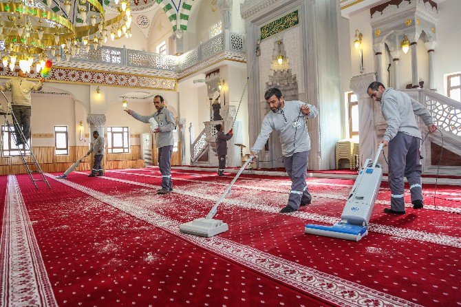 Şehitkamil’de Camiler Mevlid Kandili’ne Hazırlanıyor