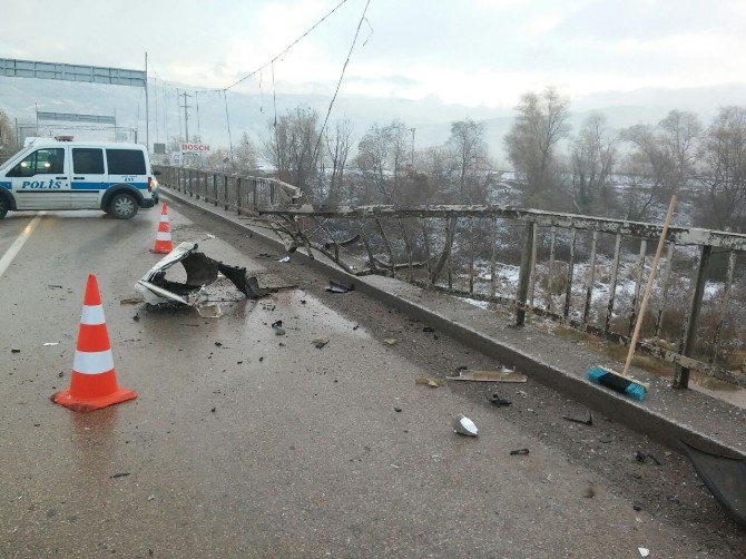 Minibüs Köprüde Kaza Yaptı: 1 Yaralı