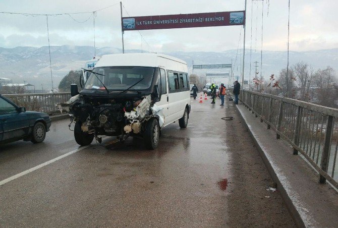 Minibüs Köprüde Kaza Yaptı: 1 Yaralı