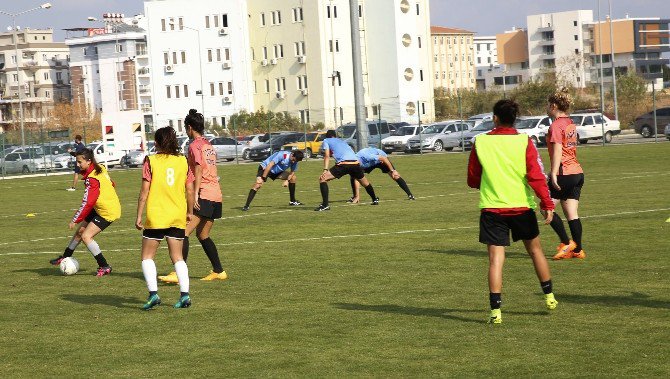 Döşemaltı Kadın Futbol Takımı Adana İdman Yurdunu Konuk Ediyor