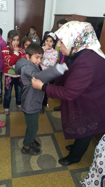 Ak Parti Adıyaman Kadın Kollarından Öğrencilere Mont Yardımı