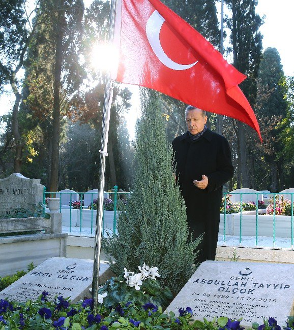 Cumhurbaşkanı Erdoğan Anne Ve Babasının Kabrini Ziyaret Etti