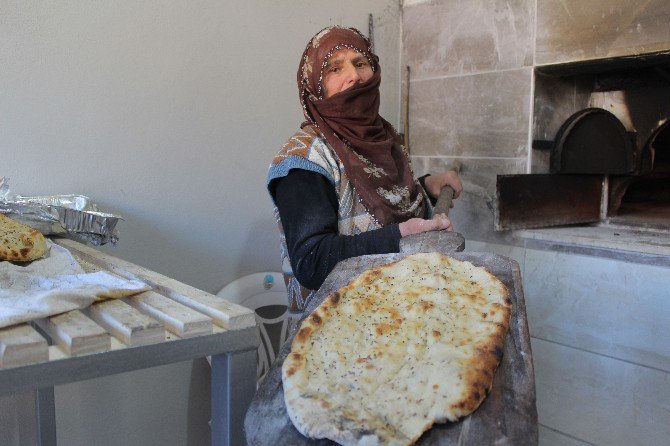 Kadınlar İmece Usulü Ekmek Pişiriyor