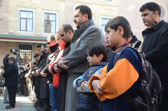 Halep’de Ölenler İçin Gıyabi Cenaze Namazı Kılındı