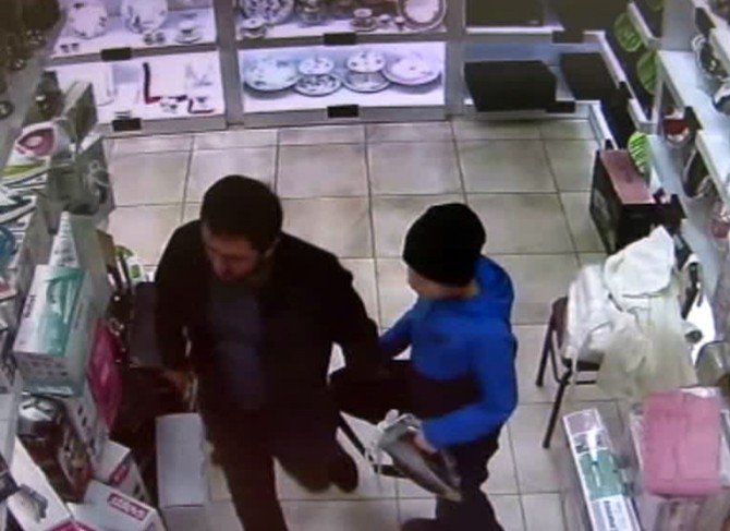 Çocuğa Hırsızlık Yaptırırken Güvenlik Kameralarına Yakalandılar