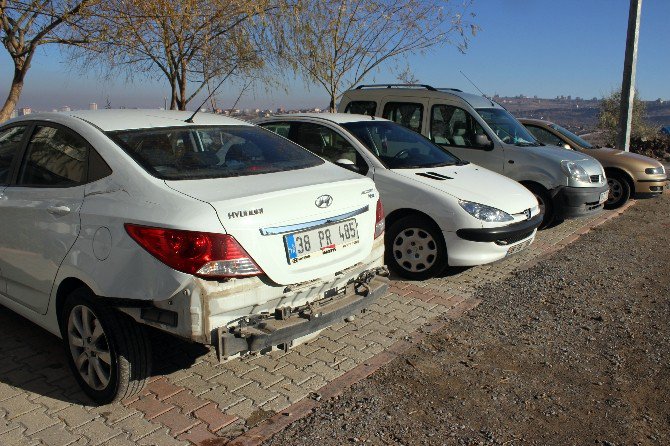 Freni Boşalan Halk Otobüsü, 6 Otomobile Çarparak Durabildi