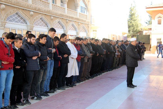 Halep’te Ölen Suriyeliler İçin Gıyabi Cenaze Namazı Kılındı