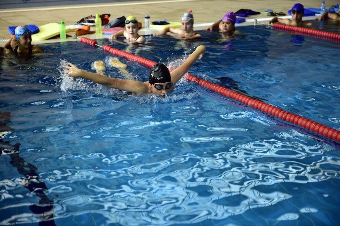 Mamak Belediyesi Yüzme Havuzu Kış Aylarında Da Hizmete Devam Ediyor