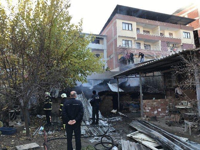 Aydın’da Apartman Sakinleri Yangını Hortumlarla Söndürdü