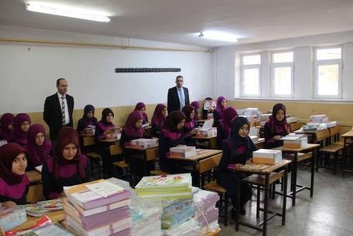 Oltu Kız Anadolu İmam Hatip Lisesine 90 Bin Liralık Kitap Yardımı