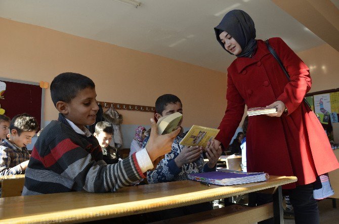 Kırsal Mahalle Okullarına Kitap Bağışı