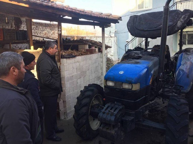 Saruhanlı’da Park Halindeki Traktör Küle Döndü