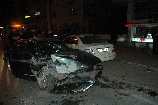 Adana’da Direksiyon Hakimiyetini Kaybetti, Park Halindeki Araca Çarptı: 1 Yaralı