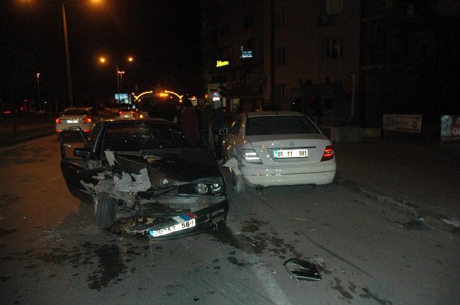 Adana’da Direksiyon Hakimiyetini Kaybetti, Park Halindeki Araca Çarptı: 1 Yaralı