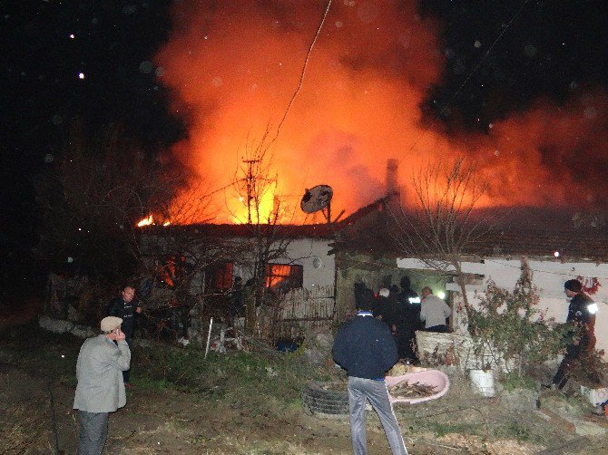 Bilecik’te Ahşap Ev Yanarak Kül Oldu