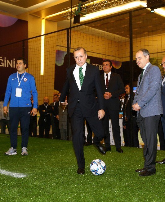 Cumhurbaşkanı Erdoğan, Masa Tenisi Ve Futbol Oynadı