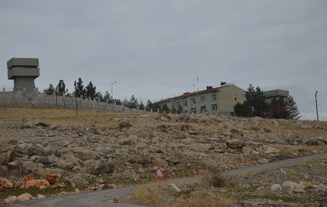 Aracın Karakola 300 Metre Mesafede Patlaması Olası Faciayı Önledi