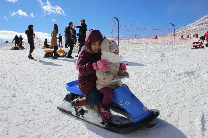 Erciyes’te Sezon Açıldı, Kayak Severler Akın Etti